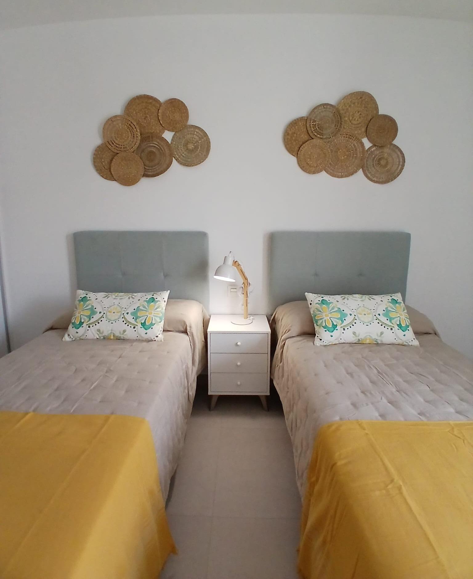 Villa de obra nueva con jardín y terraza en Bigastro — 3 dorm. y 142 m²