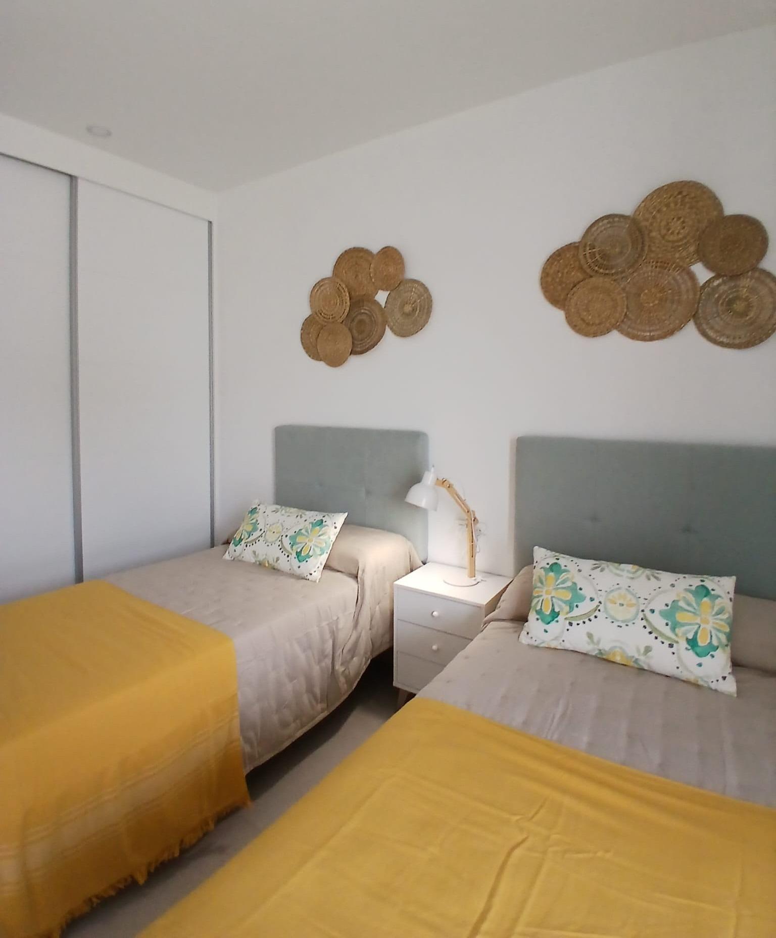 Villa de obra nueva con jardín y terraza en Bigastro — 3 dorm. y 142 m²