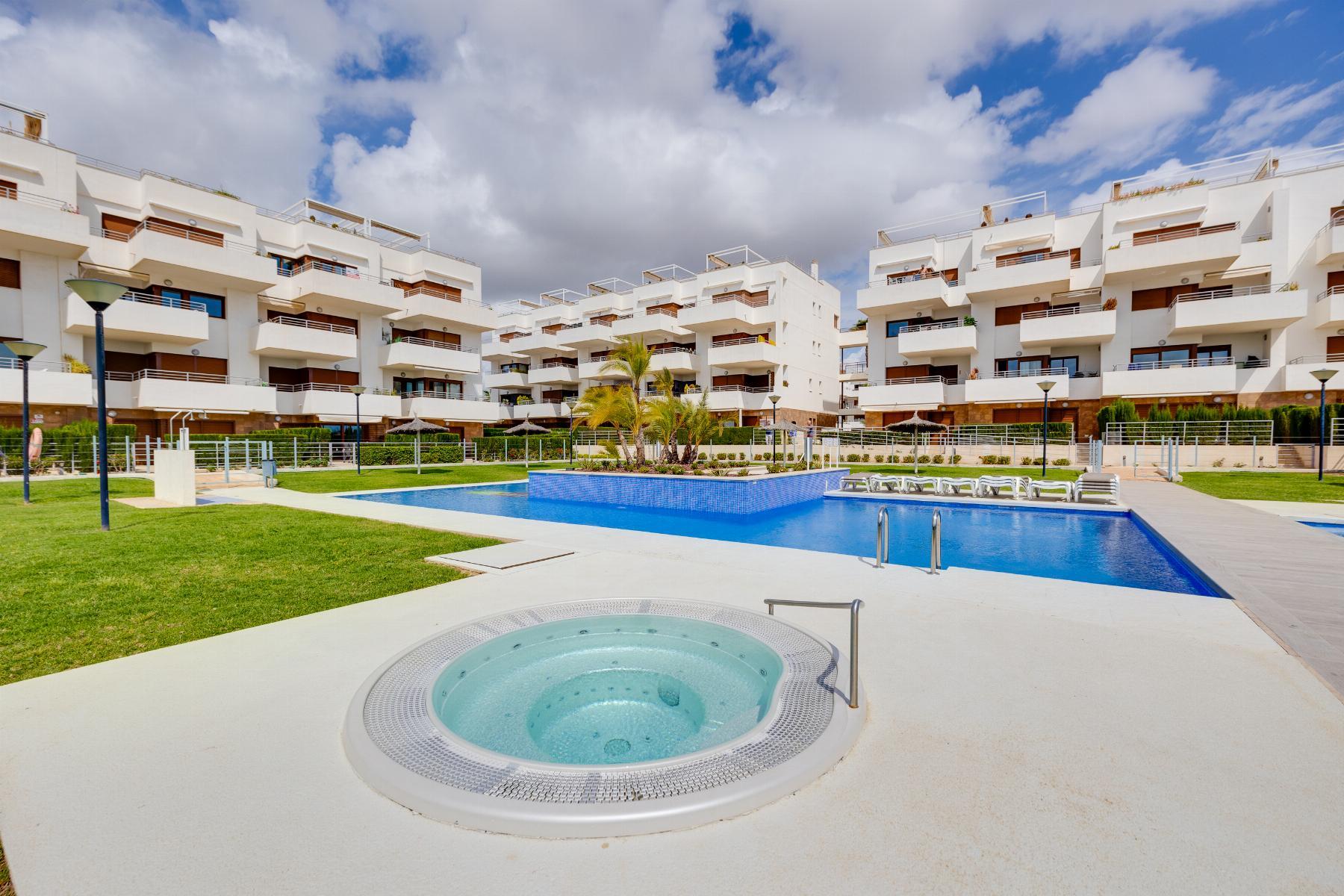 Apartamento con vistas al mar y terraza de 15m² en Lomas de Cabo Roig