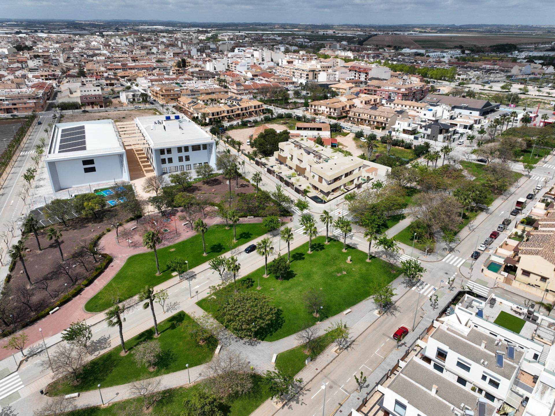 Chalet de obra nueva con piscina privada en Pilar de la Horadada — 3 dorm.