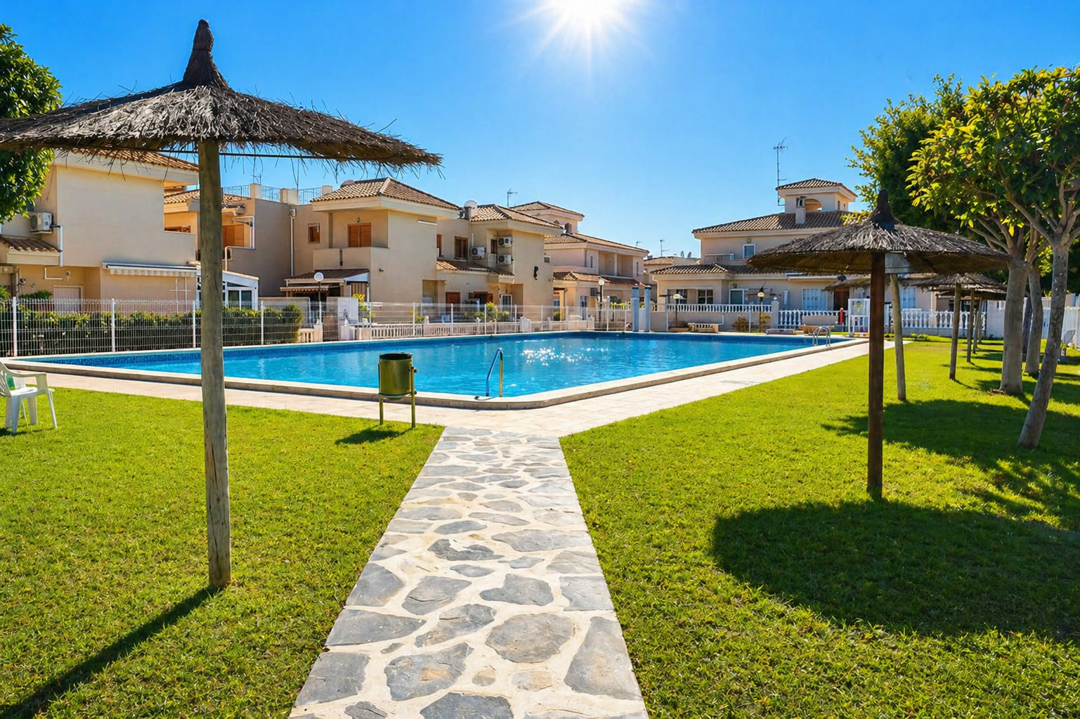 Apartamento con terraza y piscina en Playa Flamenca — 2 dorm. en planta baja