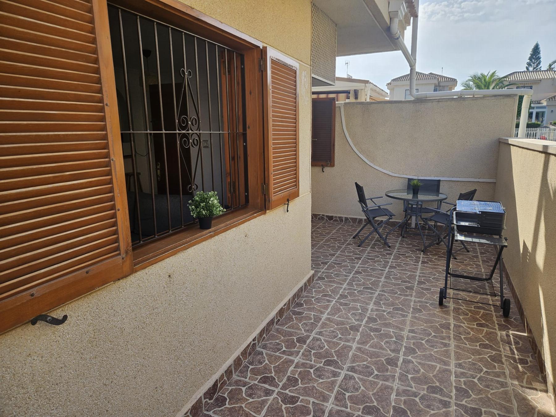 Apartamento con terraza y piscina en Playa Flamenca — 2 dorm. en planta baja