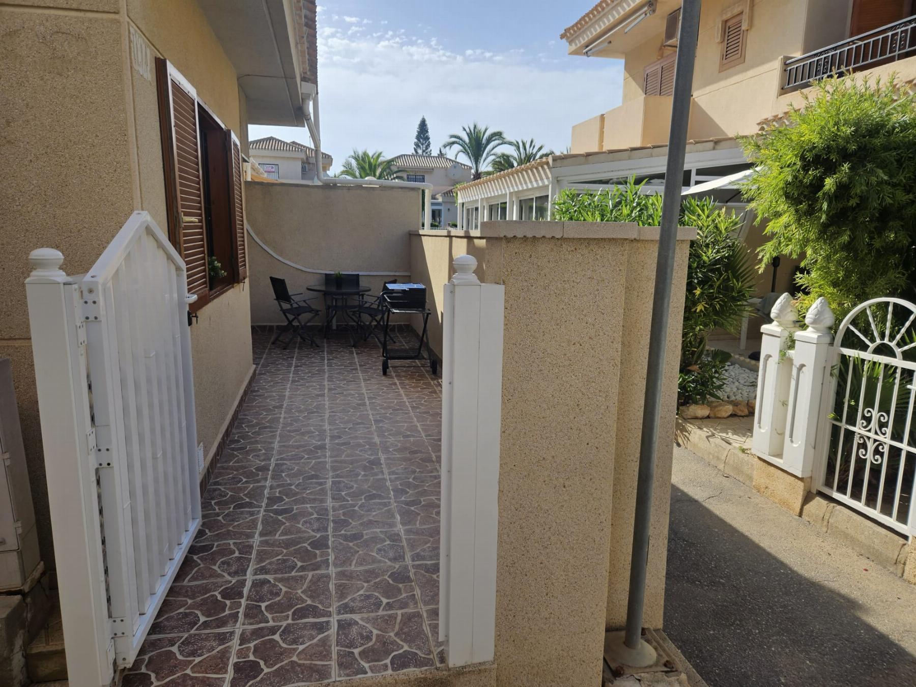 Apartamento con terraza y piscina en Playa Flamenca — 2 dorm. en planta baja