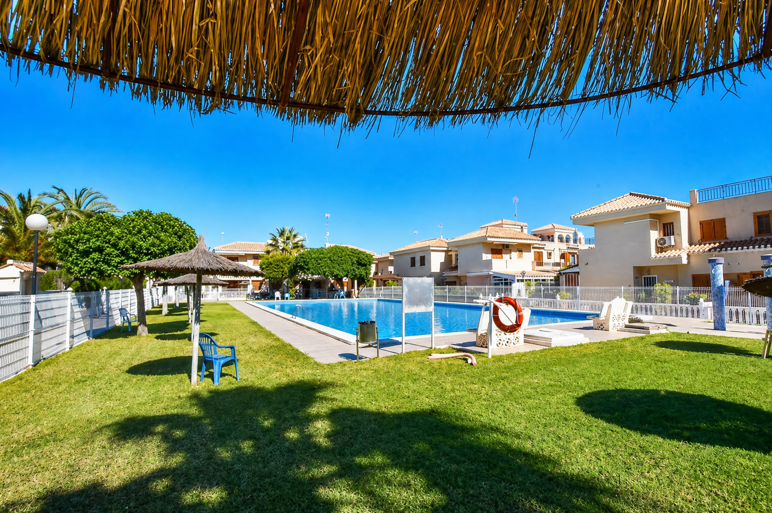 Apartamento con terraza y piscina en Playa Flamenca — 2 dorm. en planta baja