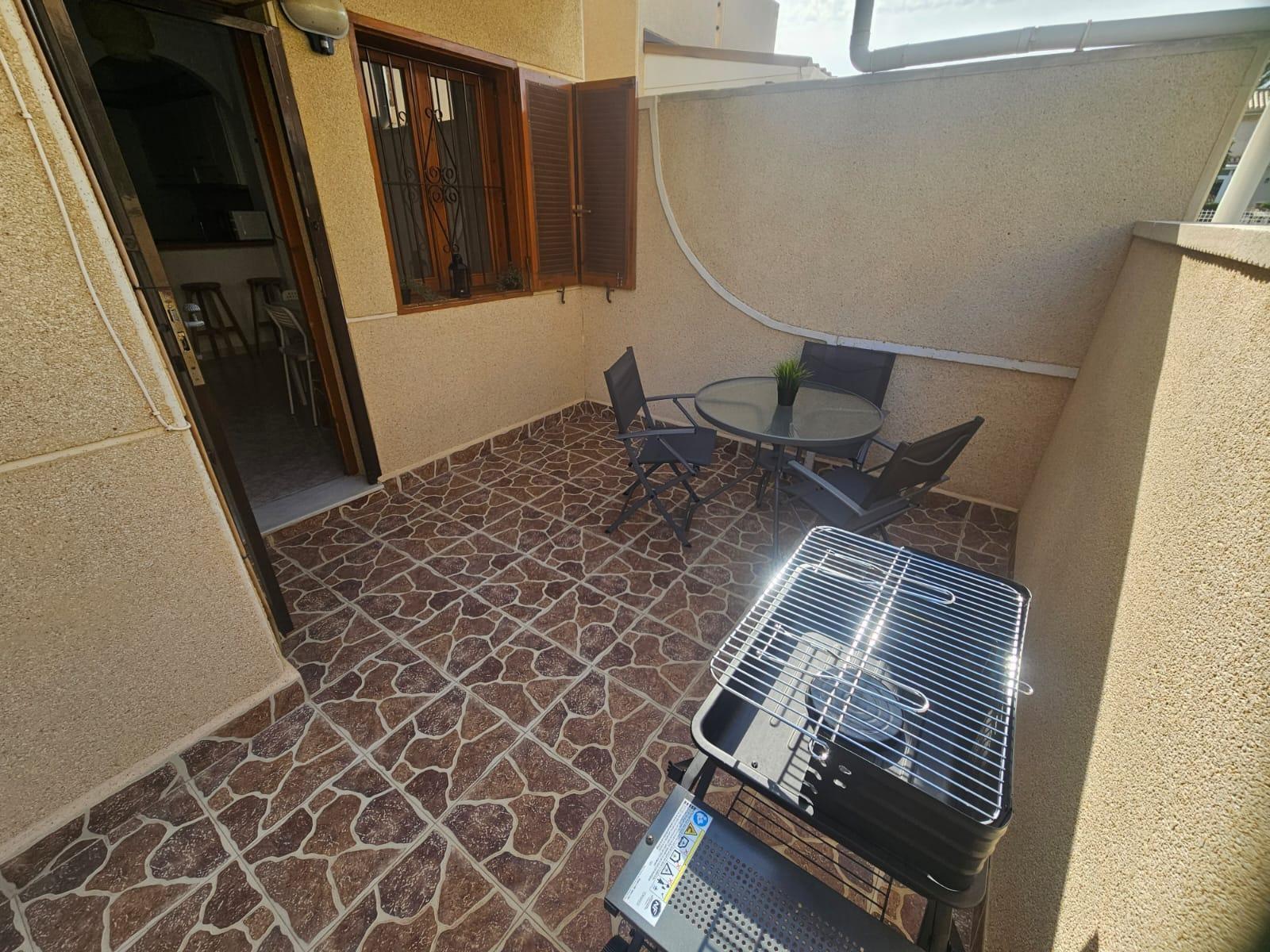 Apartamento con terraza y piscina en Playa Flamenca — 2 dorm. en planta baja
