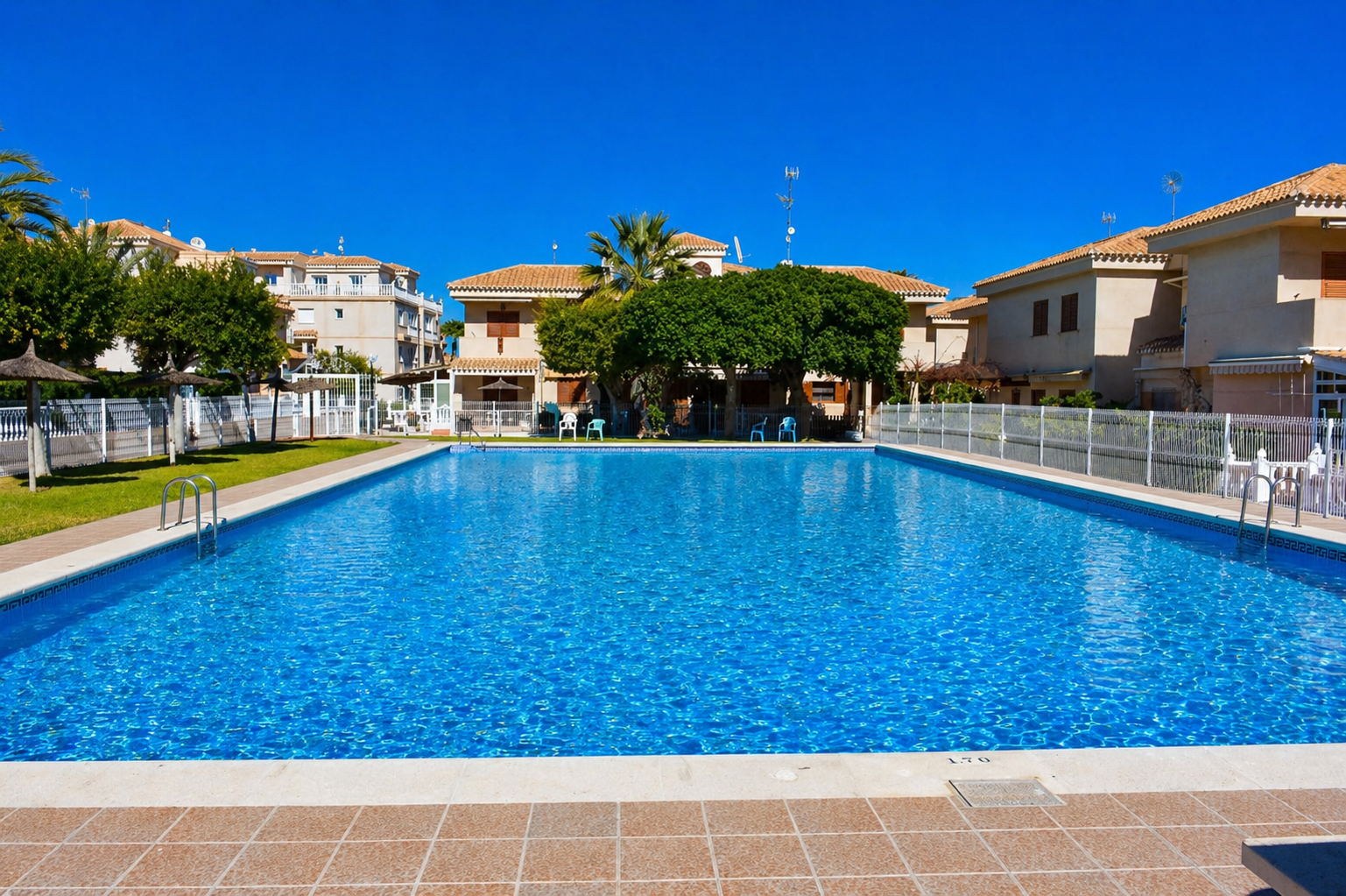 Apartamento con terraza y piscina en Playa Flamenca — 2 dorm. en planta baja