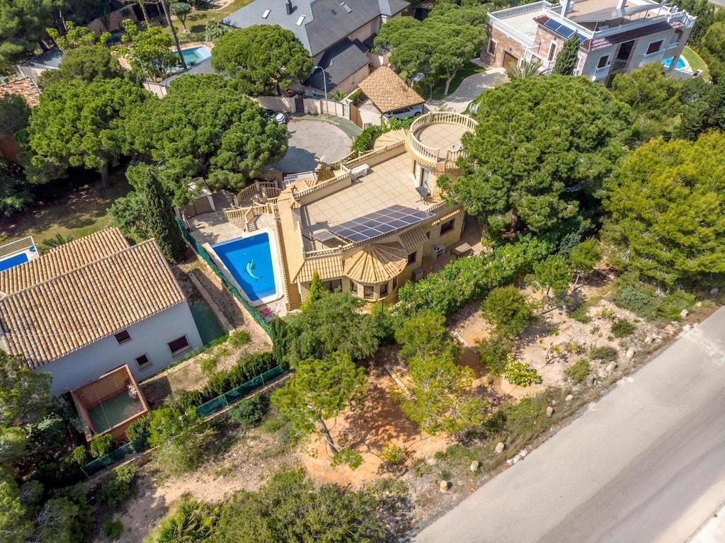 Villa exclusiva en Campoamor: 300m de la playa, piscina infinita y 900m² parcela