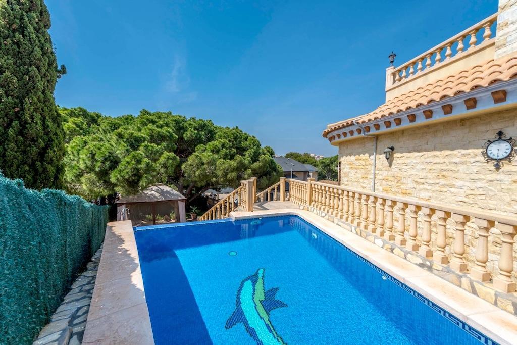 Villa exclusiva en Campoamor: 300m de la playa, piscina infinita y 900m² parcela