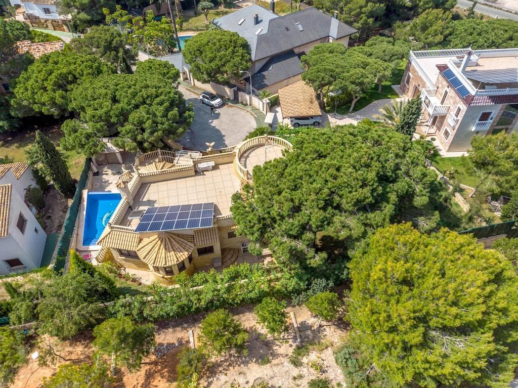 Villa exclusiva en Campoamor: 300m de la playa, piscina infinita y 900m² parcela