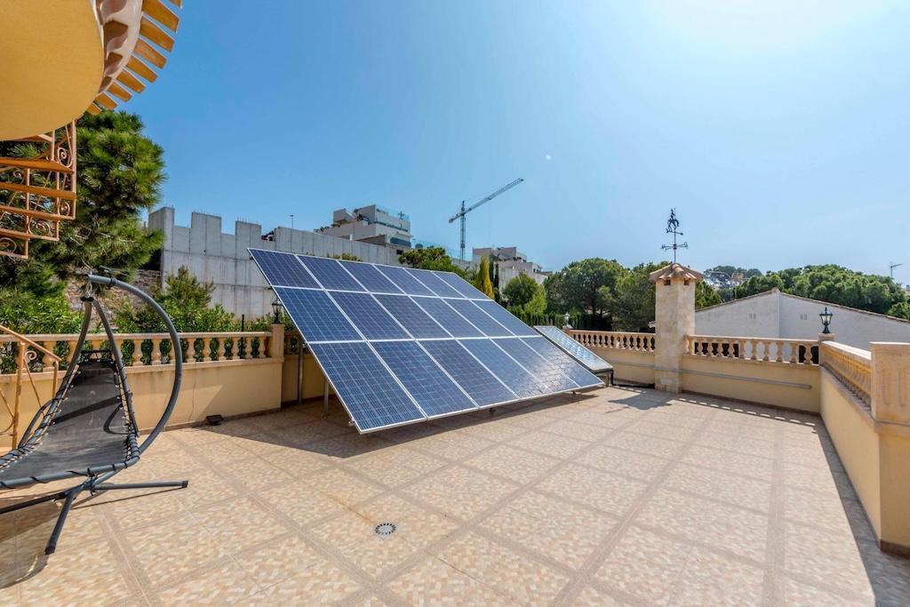 Villa exclusiva en Campoamor: 300m de la playa, piscina infinita y 900m² parcela