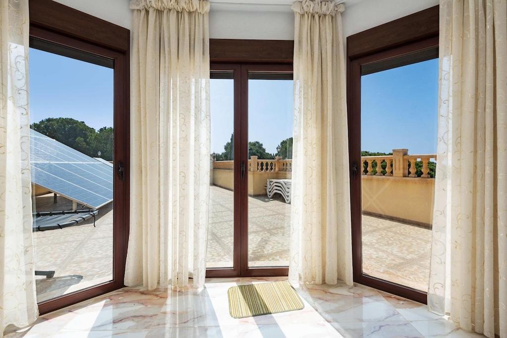 Villa exclusiva en Campoamor: 300m de la playa, piscina infinita y 900m² parcela