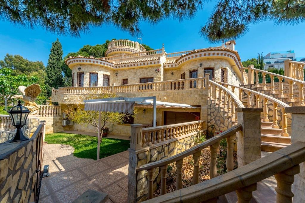 Villa exclusiva en Campoamor: 300m de la playa, piscina infinita y 900m² parcela