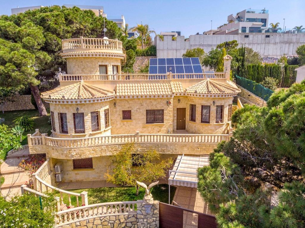 Villa exclusiva en Campoamor: 300m de la playa, piscina infinita y 900m² parcela