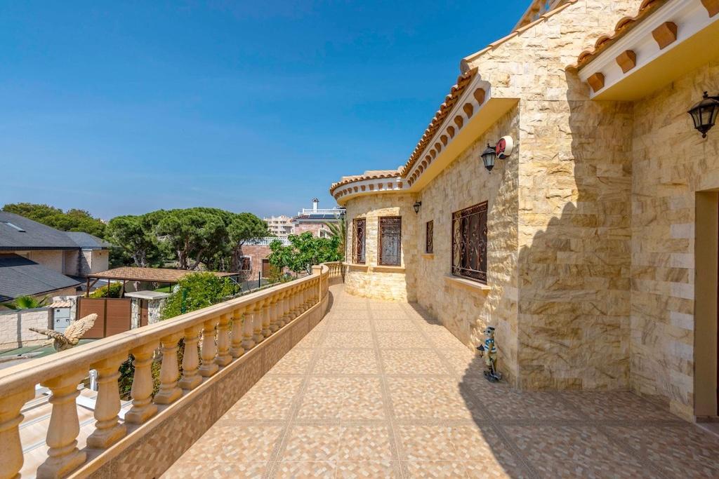 Villa exclusiva en Campoamor: 300m de la playa, piscina infinita y 900m² parcela