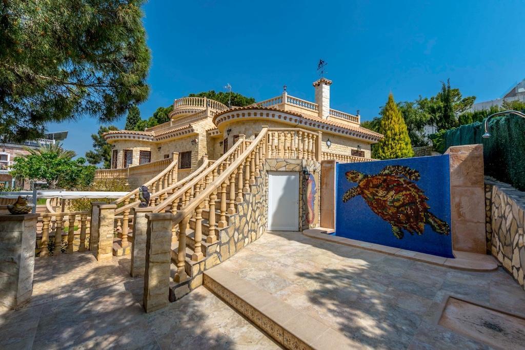 Villa exclusiva en Campoamor: 300m de la playa, piscina infinita y 900m² parcela