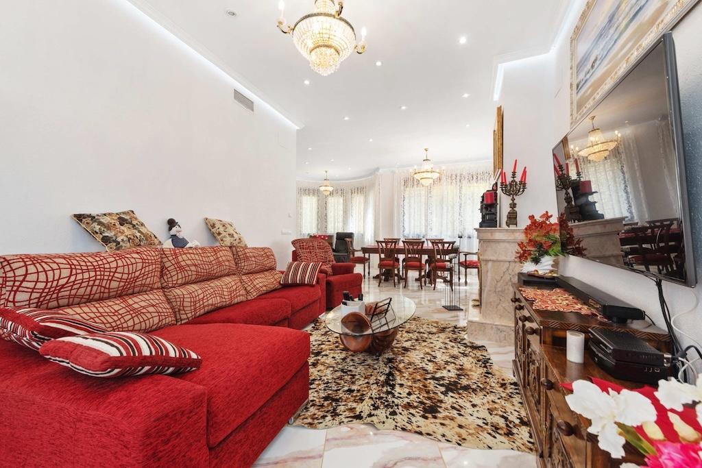 Villa exclusiva en Campoamor: 300m de la playa, piscina infinita y 900m² parcela