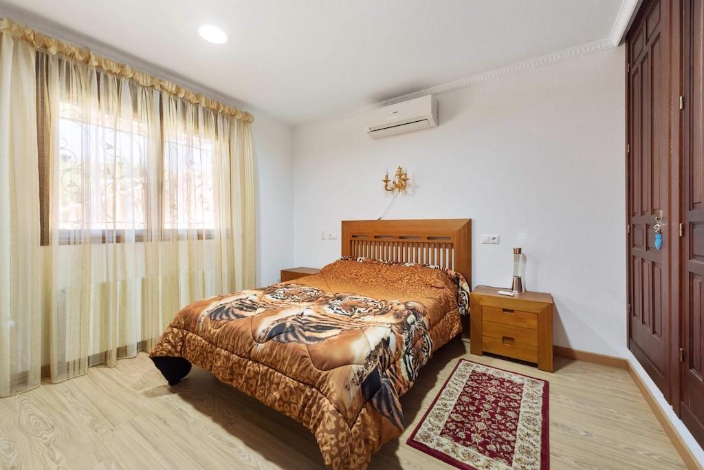 Villa exclusiva en Campoamor: 300m de la playa, piscina infinita y 900m² parcela