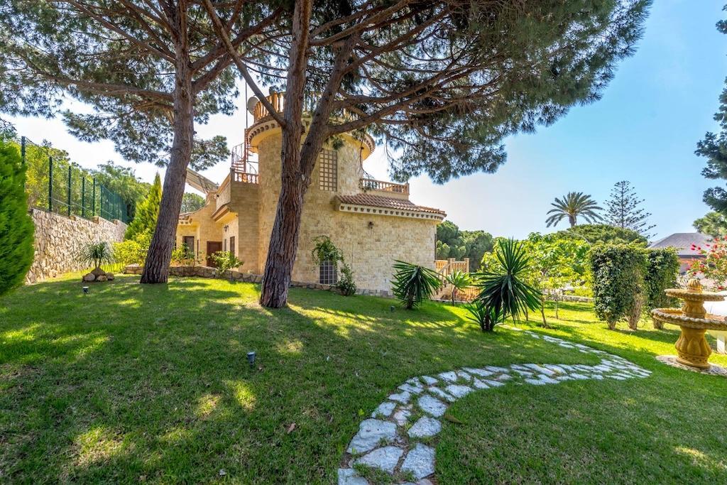 Villa exclusiva en Campoamor: 300m de la playa, piscina infinita y 900m² parcela