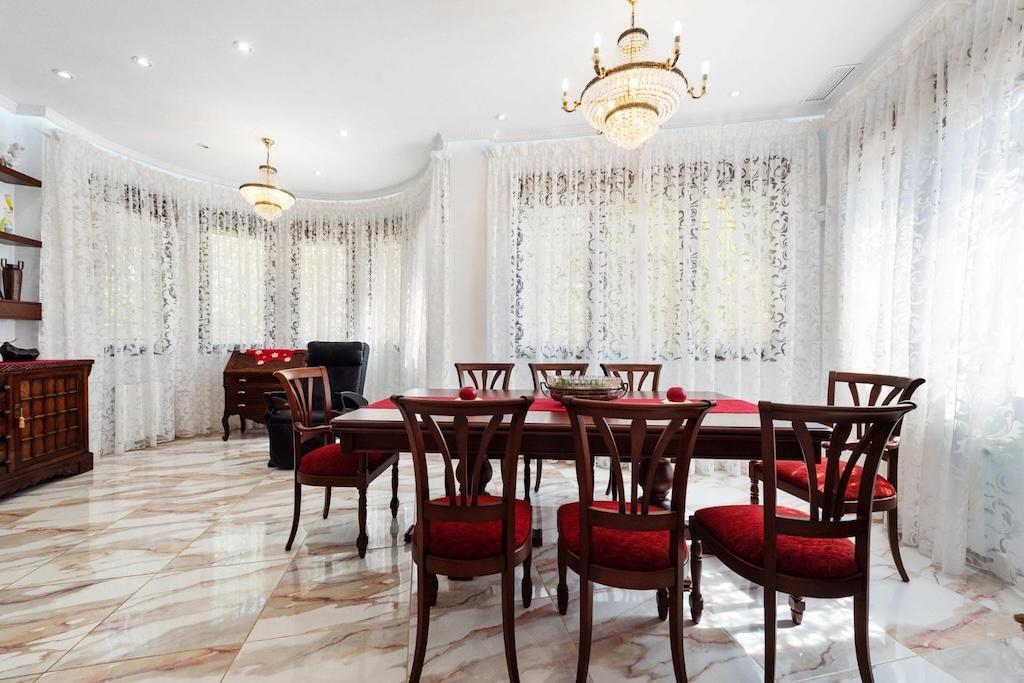 Villa exclusiva en Campoamor: 300m de la playa, piscina infinita y 900m² parcela