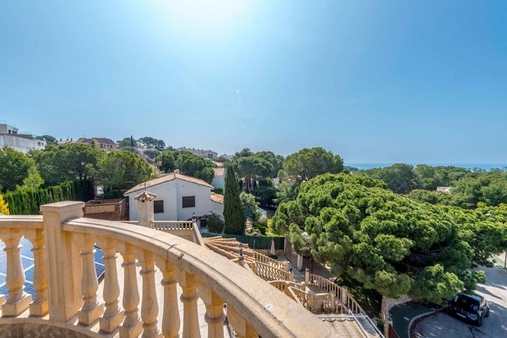Villa exclusiva en Campoamor: 300m de la playa, piscina infinita y 900m² parcela