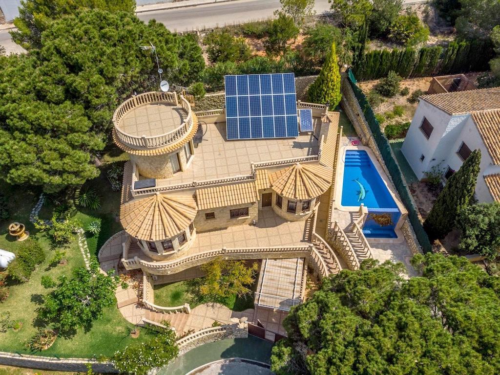 Villa exclusiva en Campoamor: 300m de la playa, piscina infinita y 900m² parcela