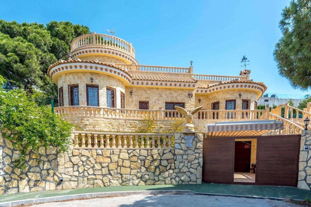 Villa exclusiva en Campoamor: 300m de la playa, piscina infinita y 900m² parcela