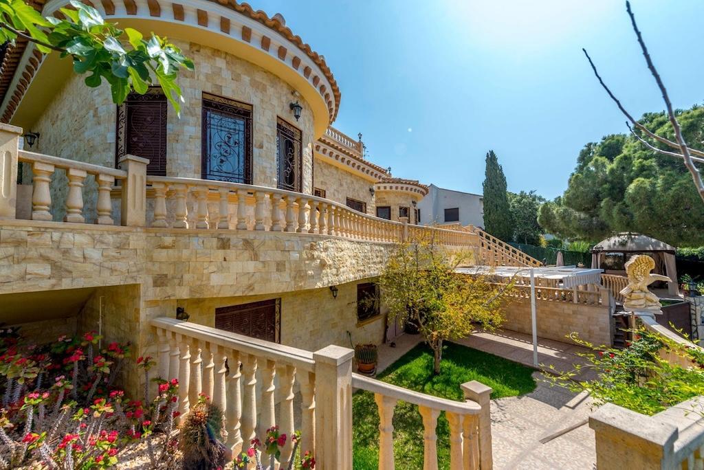 Villa exclusiva en Campoamor: 300m de la playa, piscina infinita y 900m² parcela