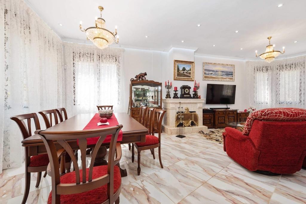 Villa exclusiva en Campoamor: 300m de la playa, piscina infinita y 900m² parcela