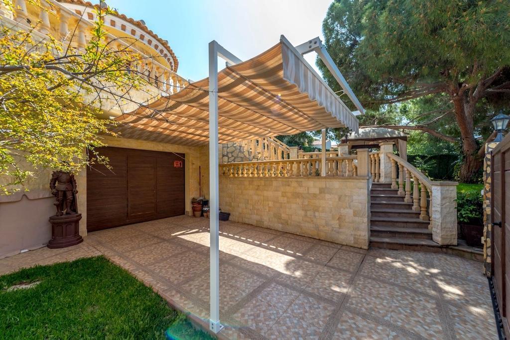 Villa exclusiva en Campoamor: 300m de la playa, piscina infinita y 900m² parcela