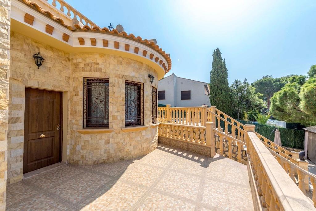 Villa exclusiva en Campoamor: 300m de la playa, piscina infinita y 900m² parcela
