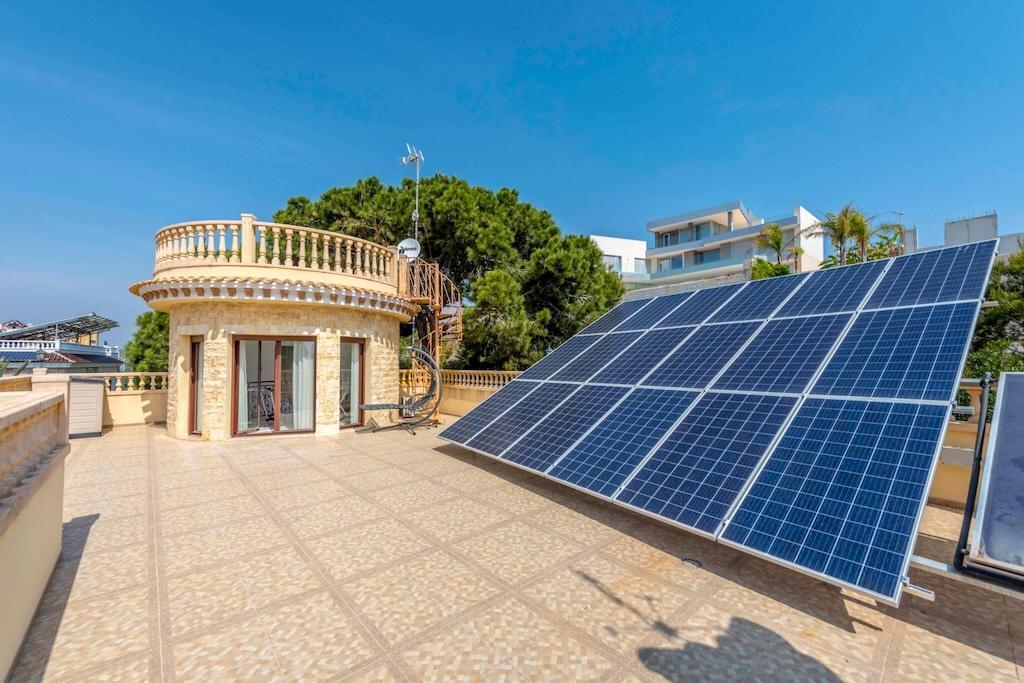 Villa exclusiva en Campoamor: 300m de la playa, piscina infinita y 900m² parcela