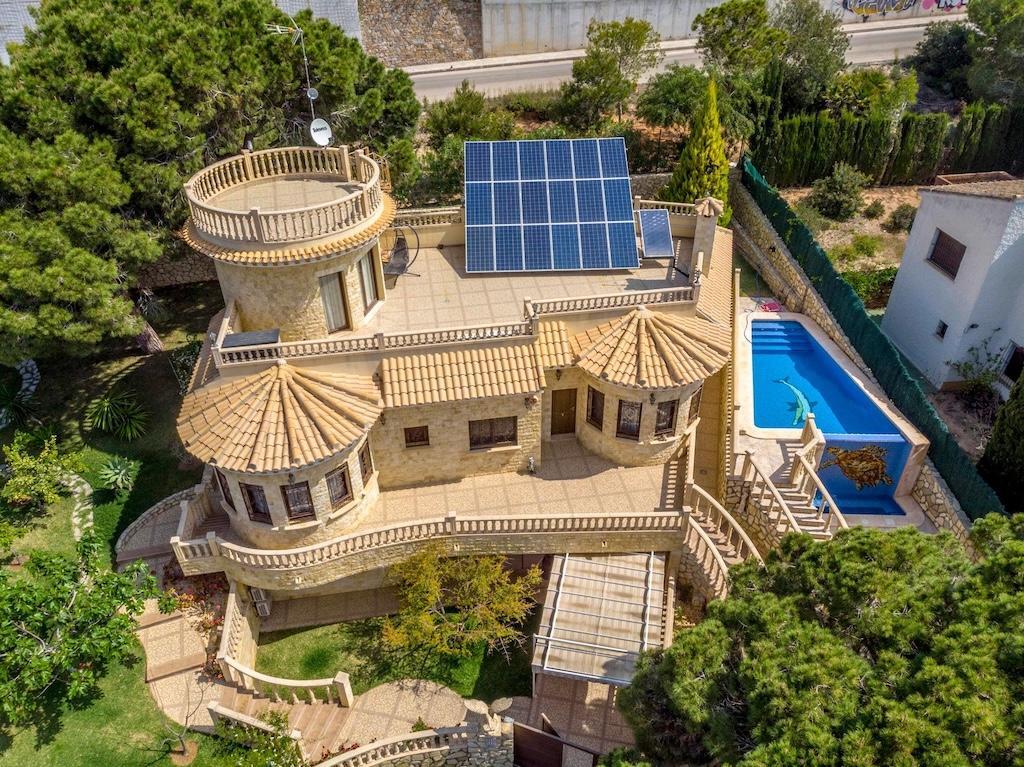 Villa exclusiva en Campoamor: 300m de la playa, piscina infinita y 900m² parcela