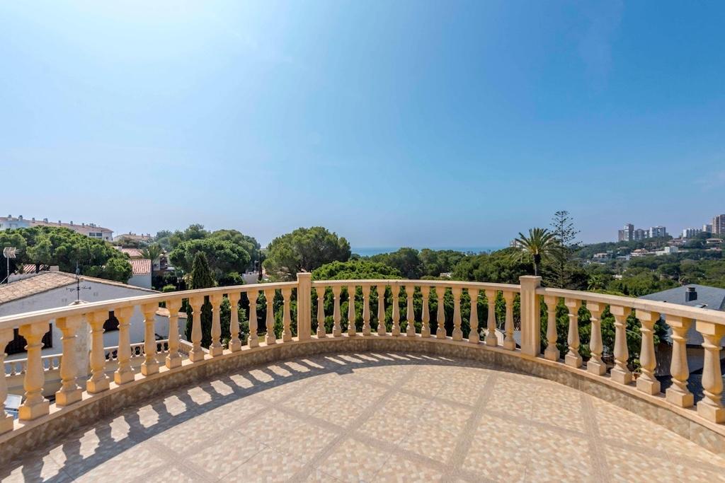 Villa exclusiva en Campoamor: 300m de la playa, piscina infinita y 900m² parcela