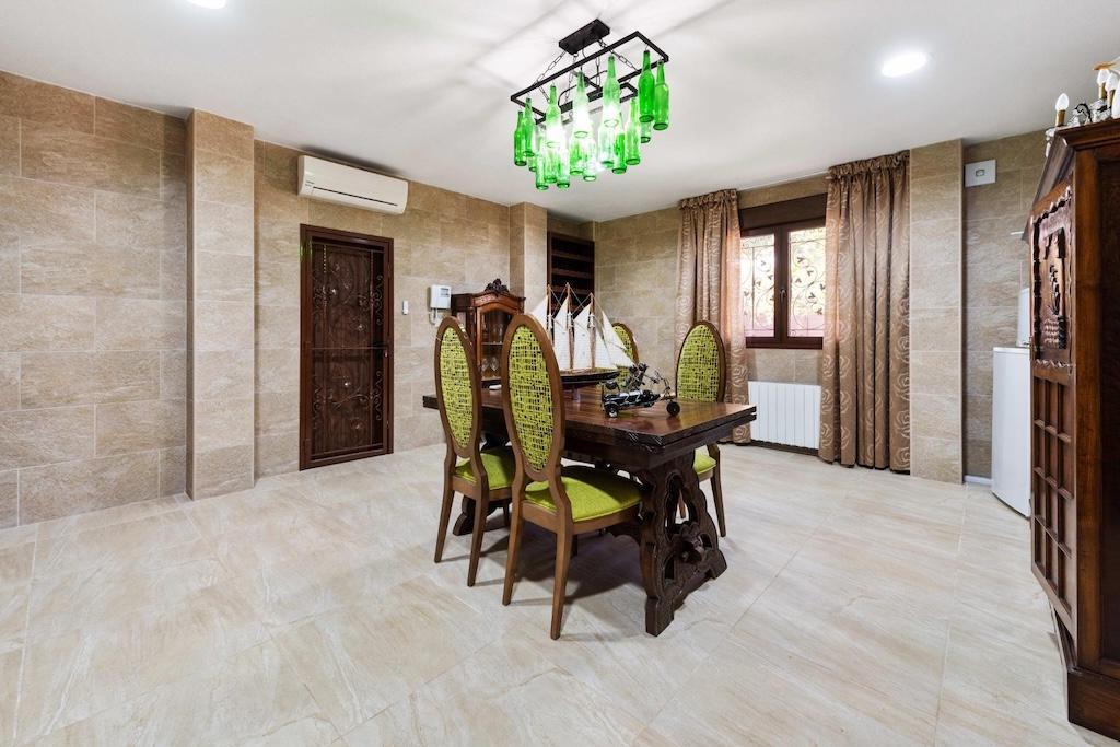 Villa exclusiva en Campoamor: 300m de la playa, piscina infinita y 900m² parcela