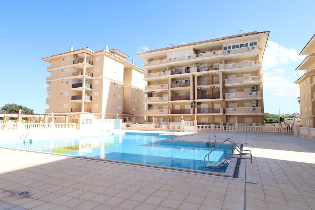 Apartamento con vistas al mar y piscina privada en La Mata — 200m de la playa