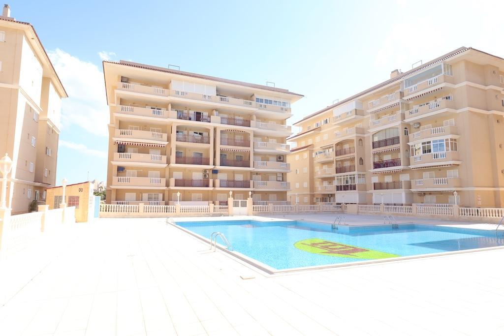 Apartamento con vistas al mar y piscina privada en La Mata — 200m de la playa
