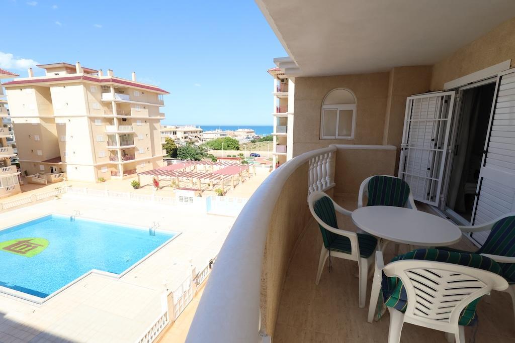 Apartamento con vistas al mar y piscina privada en La Mata — 200m de la playa