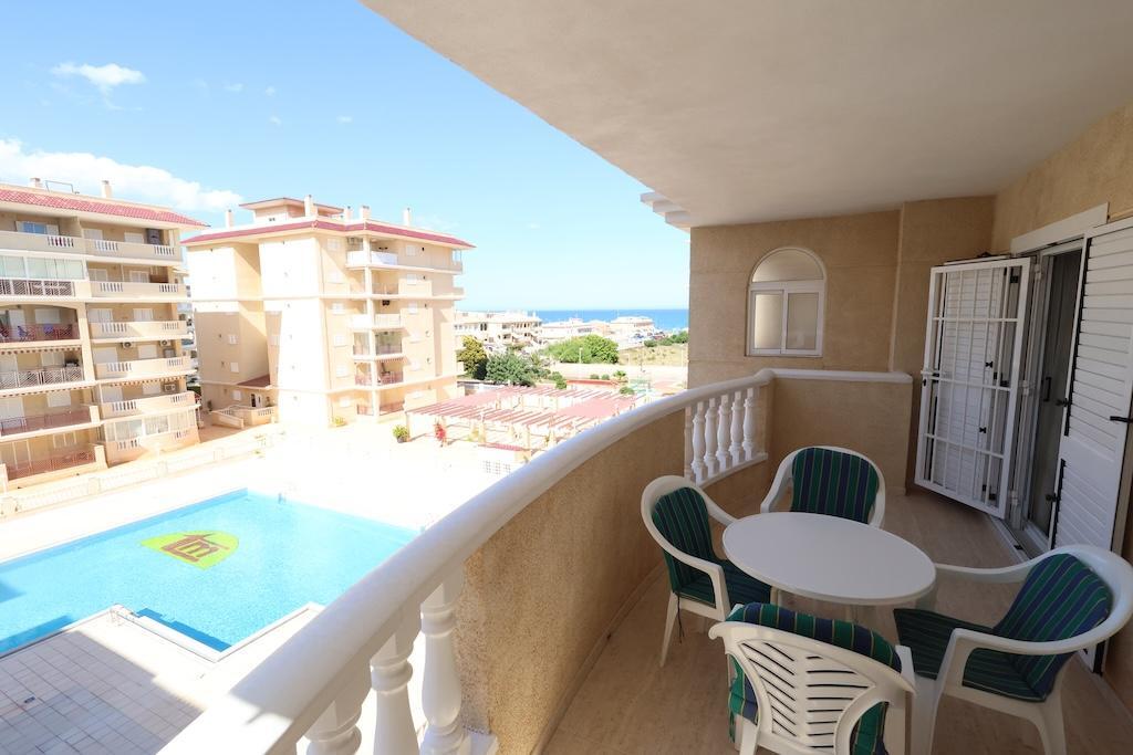 Apartamento con vistas al mar y piscina privada en La Mata — 200m de la playa