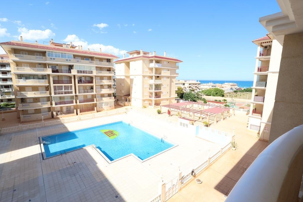 Apartamento con vistas al mar y piscina privada en La Mata — 200m de la playa