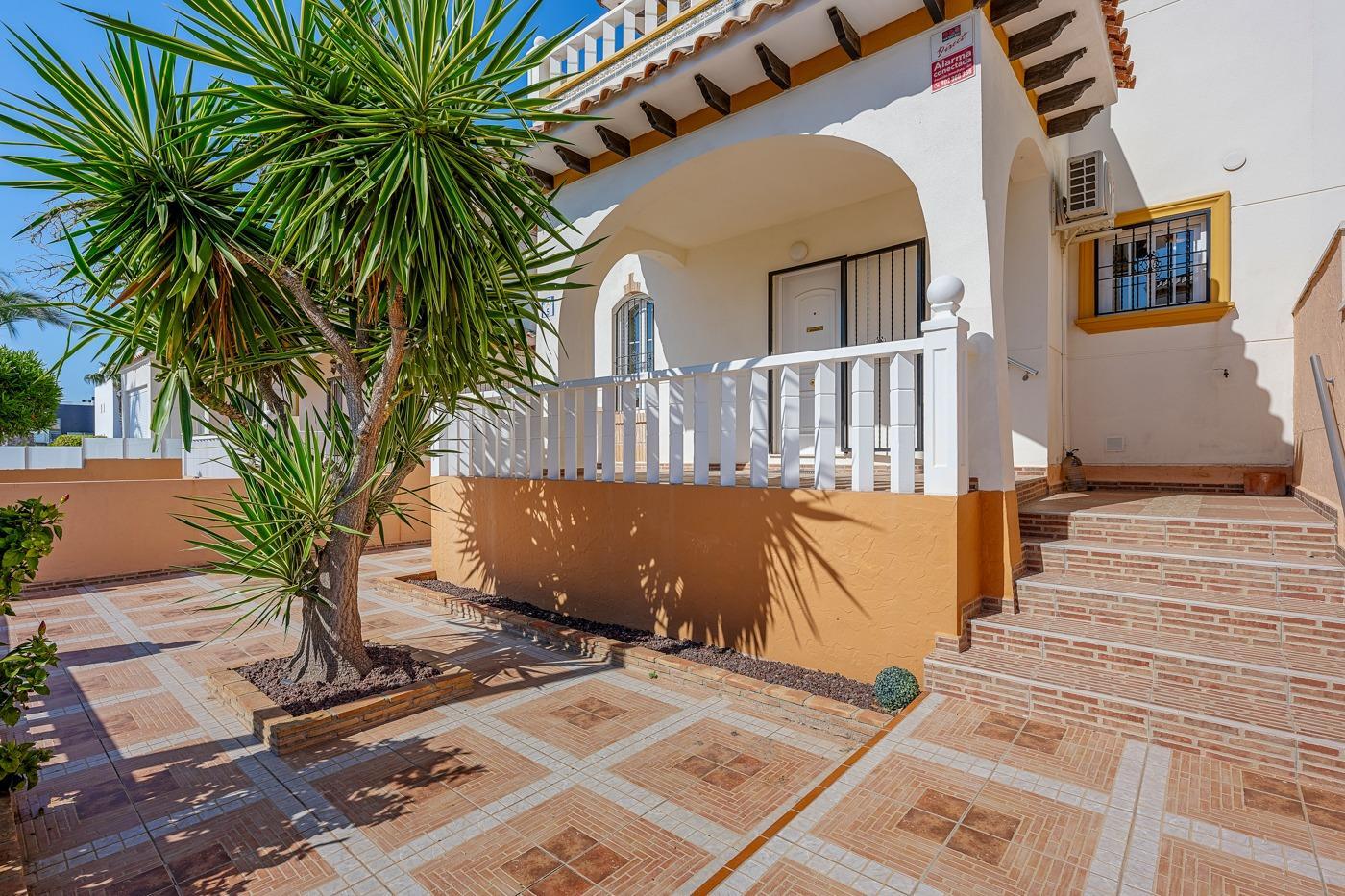 Duplex en Lomas de Cabo Roig con piscina privada y solárium — 2 dorm.