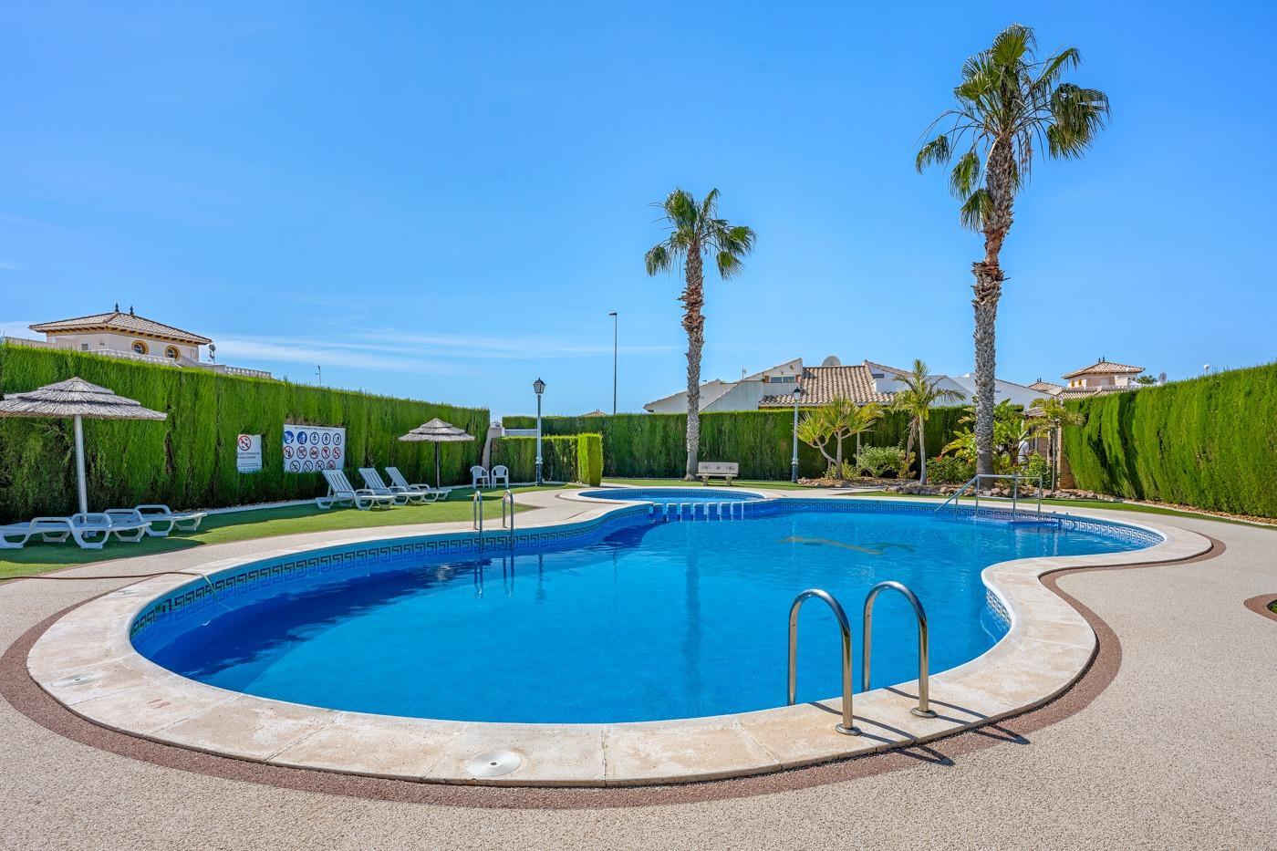 Duplex en Lomas de Cabo Roig con piscina privada y solárium — 2 dorm.