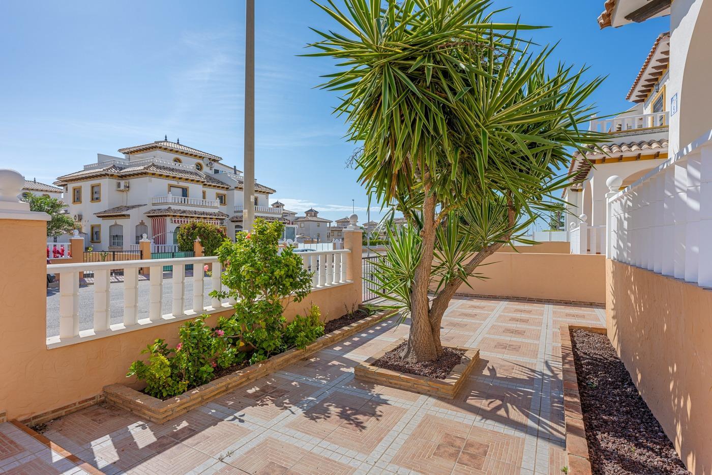 Duplex en Lomas de Cabo Roig con piscina privada y solárium — 2 dorm.
