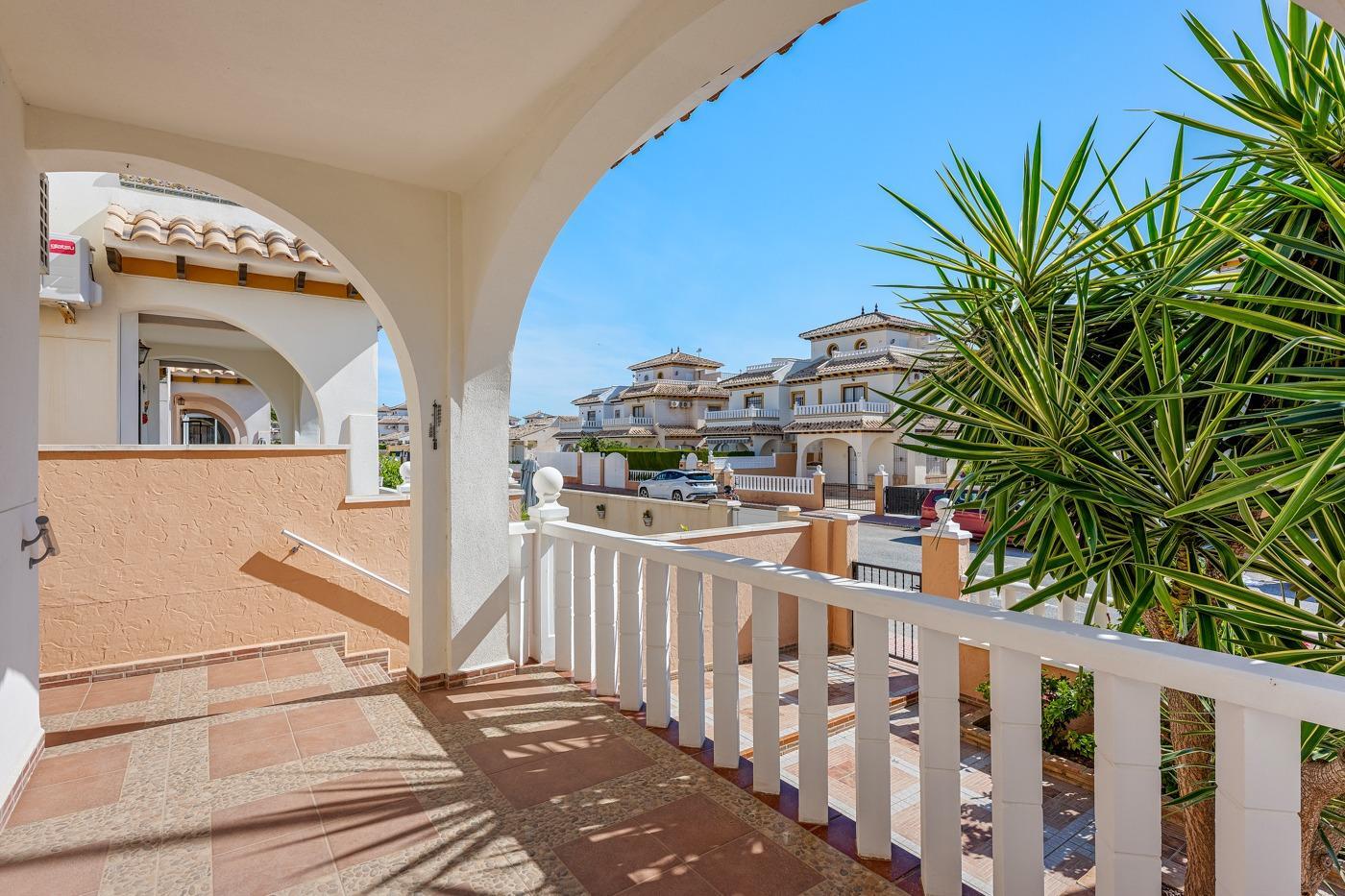 Duplex en Lomas de Cabo Roig con piscina privada y solárium — 2 dorm.