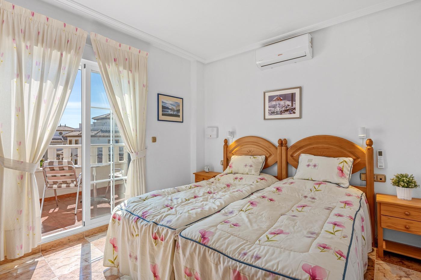 Duplex en Lomas de Cabo Roig con piscina privada y solárium — 2 dorm.