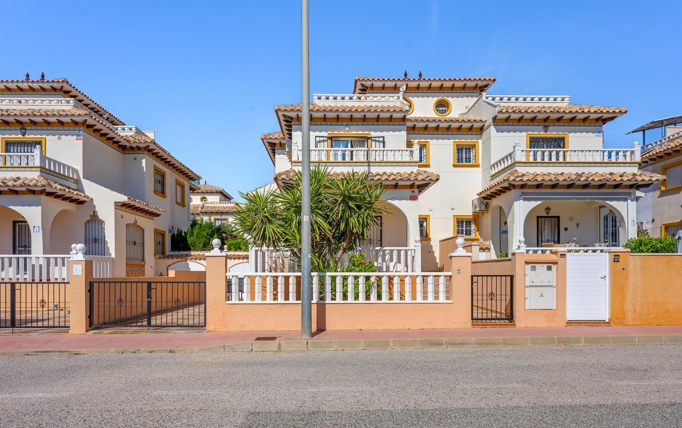 Duplex en Lomas de Cabo Roig con piscina privada y solárium — 2 dorm.
