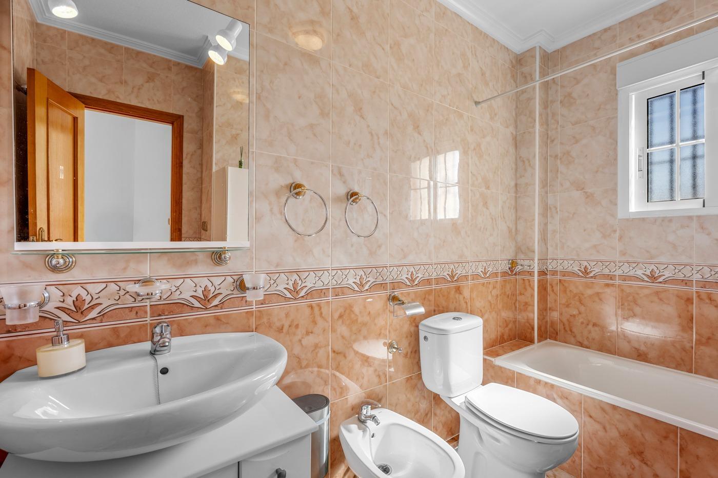 Duplex en Lomas de Cabo Roig con piscina privada y solárium — 2 dorm.