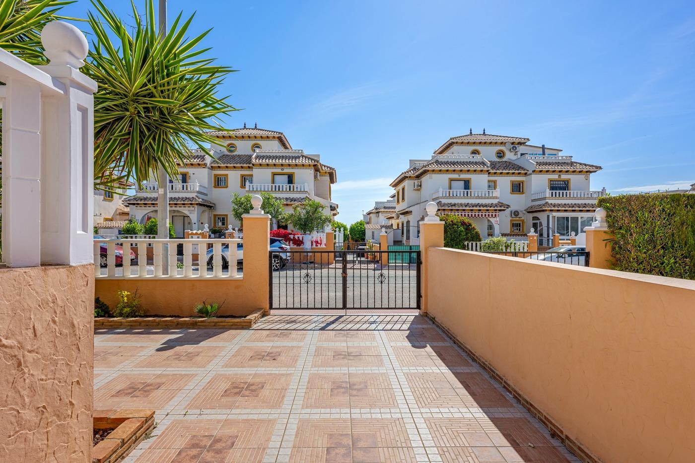 Duplex en Lomas de Cabo Roig con piscina privada y solárium — 2 dorm.