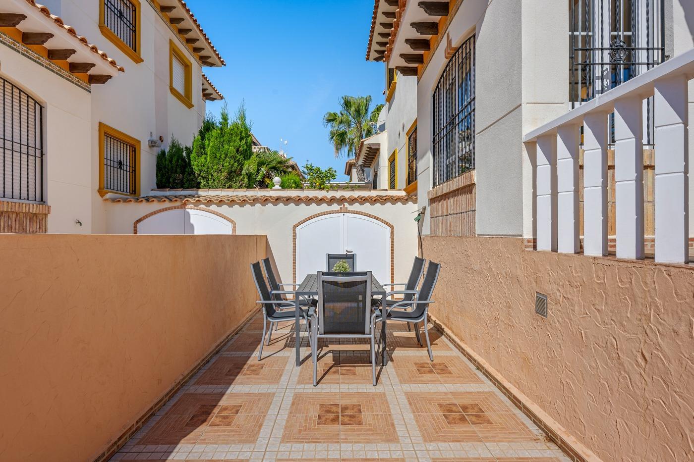 Duplex en Lomas de Cabo Roig con piscina privada y solárium — 2 dorm.