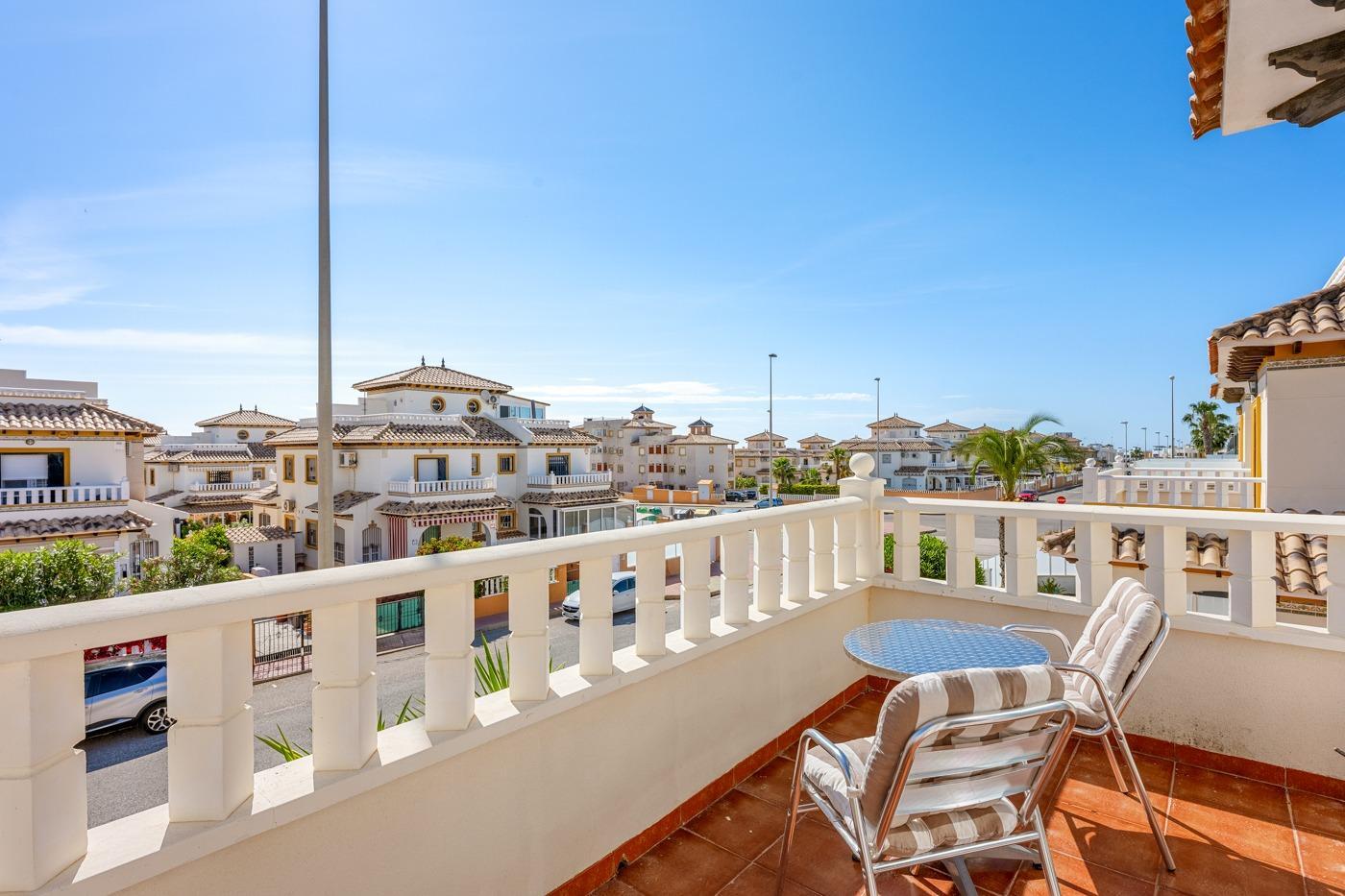 Duplex en Lomas de Cabo Roig con piscina privada y solárium — 2 dorm.