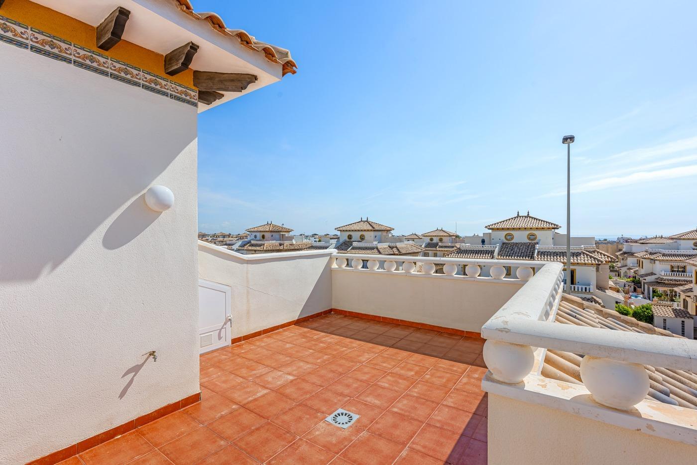 Duplex en Lomas de Cabo Roig con piscina privada y solárium — 2 dorm.